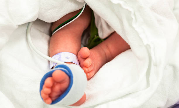 Pieds de nouveau-né avec bracelet d'identification hôpital
